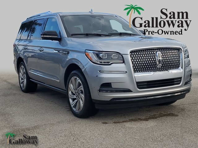 Used 2022 Lincoln Navigator Reserve image 1