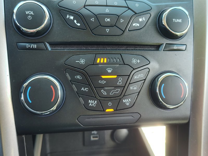 Used 2017 Ford Fusion SE FWD image 30