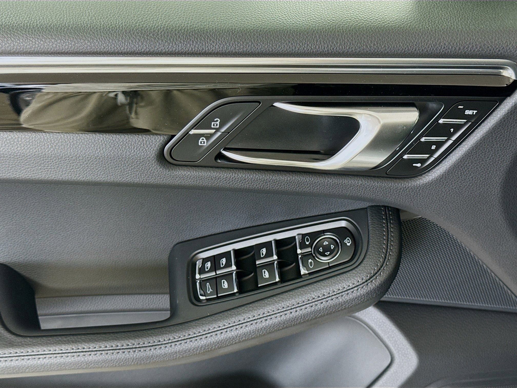 Certified 2025 Porsche Macan AWD/4WD image 11