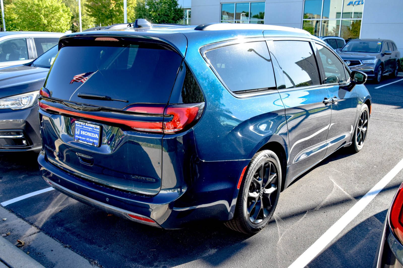 Used 2025 Chrysler Pacifica Limited FWD image 15