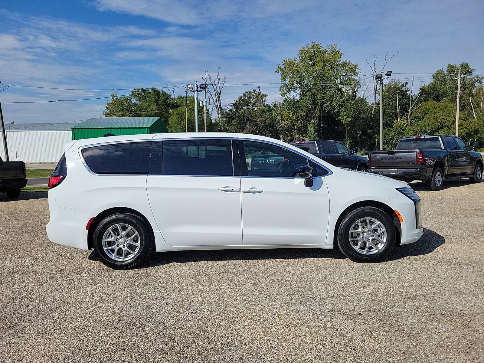 New 2027 Chrysler Pacifica Select FWD image 2