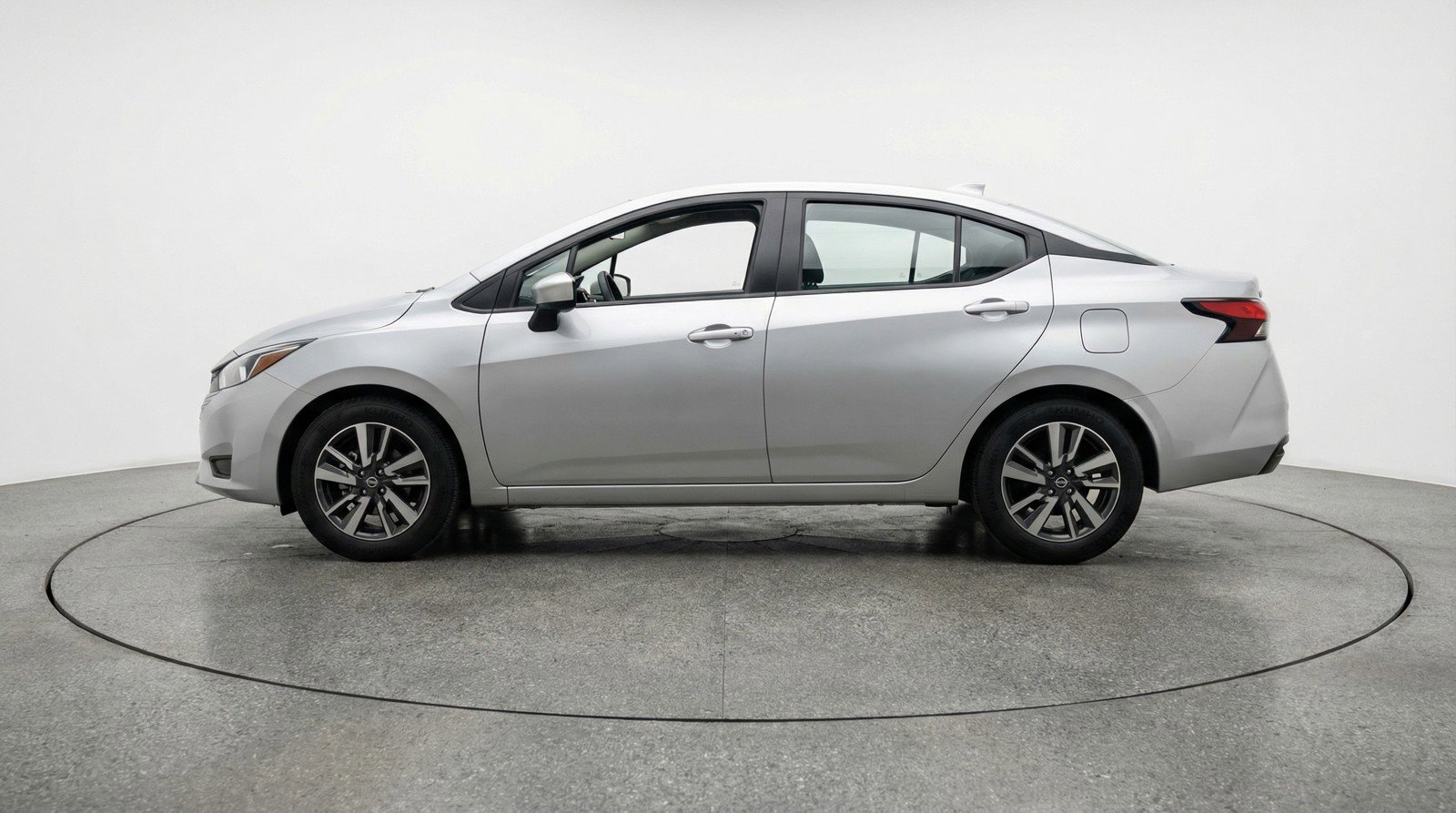 Used 2025 Nissan Versa SV FWD image 5