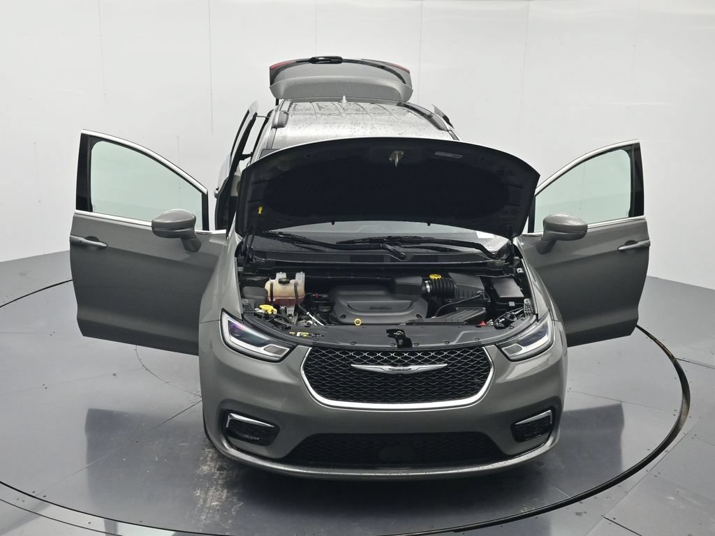 Used 2022 Chrysler Pacifica Touring-L FWD image 44