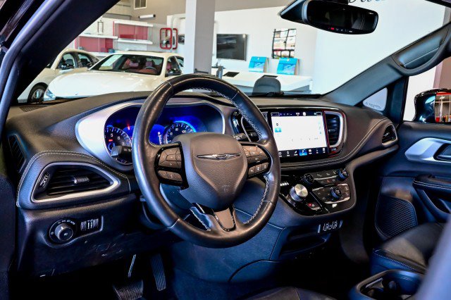 Used 2021 Chrysler Pacifica Touring-L w/ S Appearance Package image 13