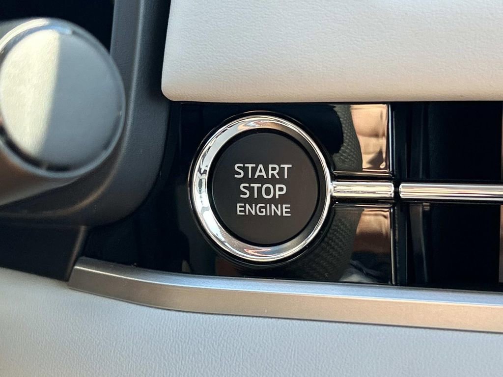 New 2025 Mitsubishi Outlander SE image 27
