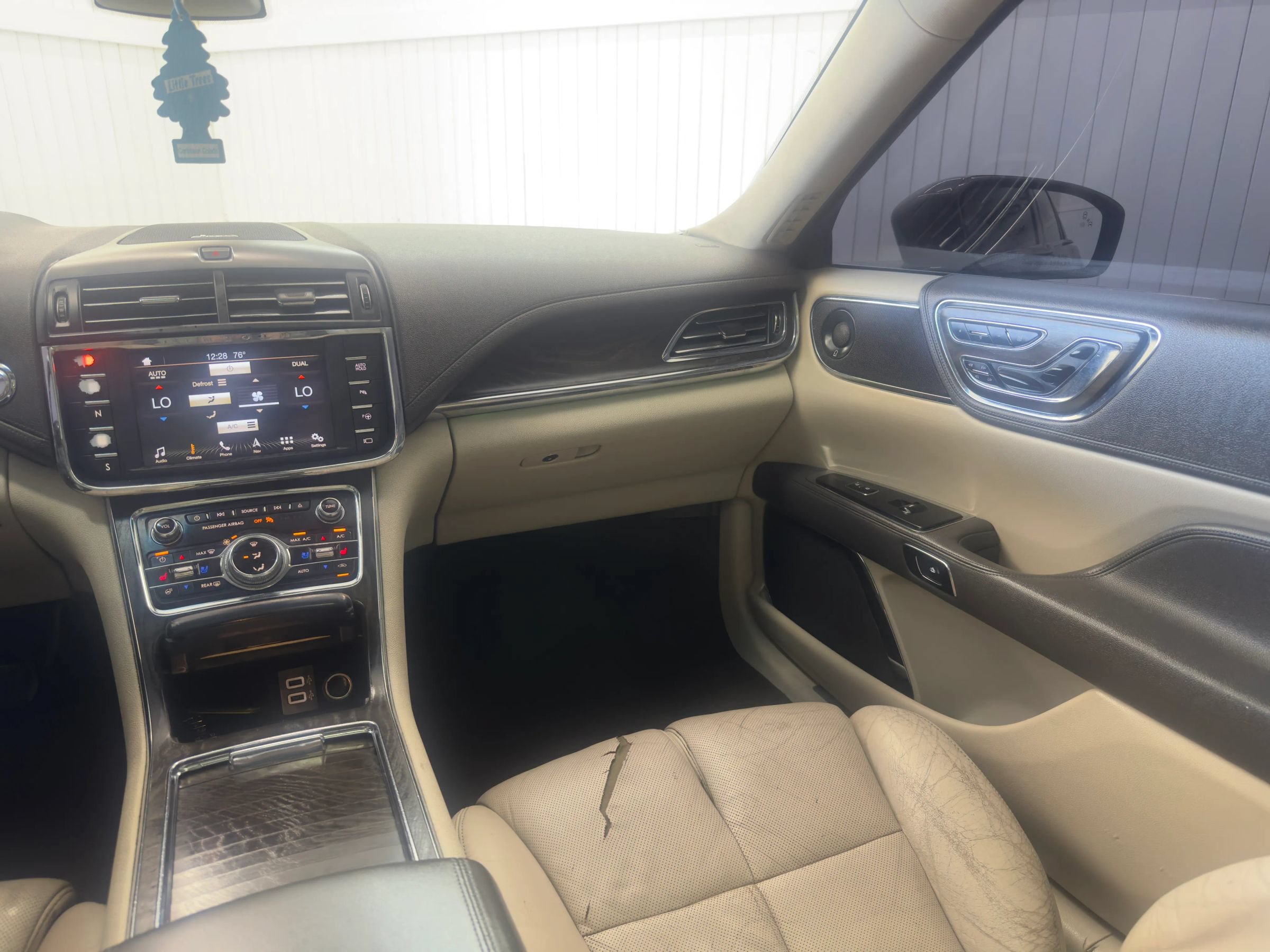 Used 2017 Lincoln Continental Select w/ Technology Package FWD image 15
