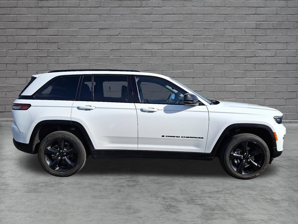 Used 2023 Jeep Grand Cherokee Altitude AWD/4WD image 13