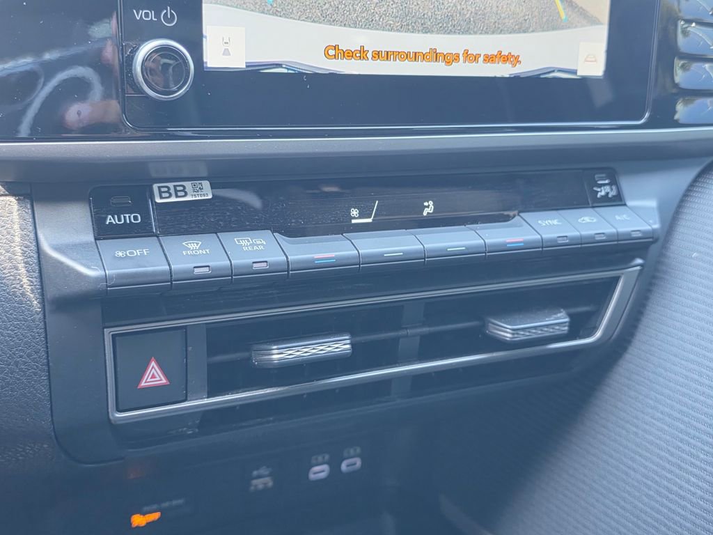 Used 2025 Toyota Camry SE FWD image 27