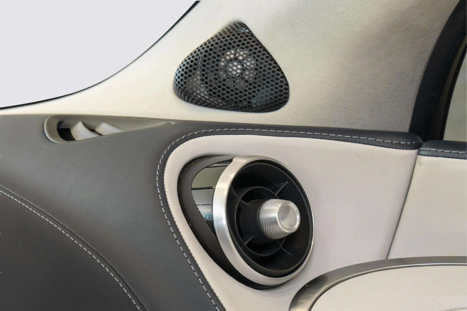 Used 2023 McLaren GT RWD image 15