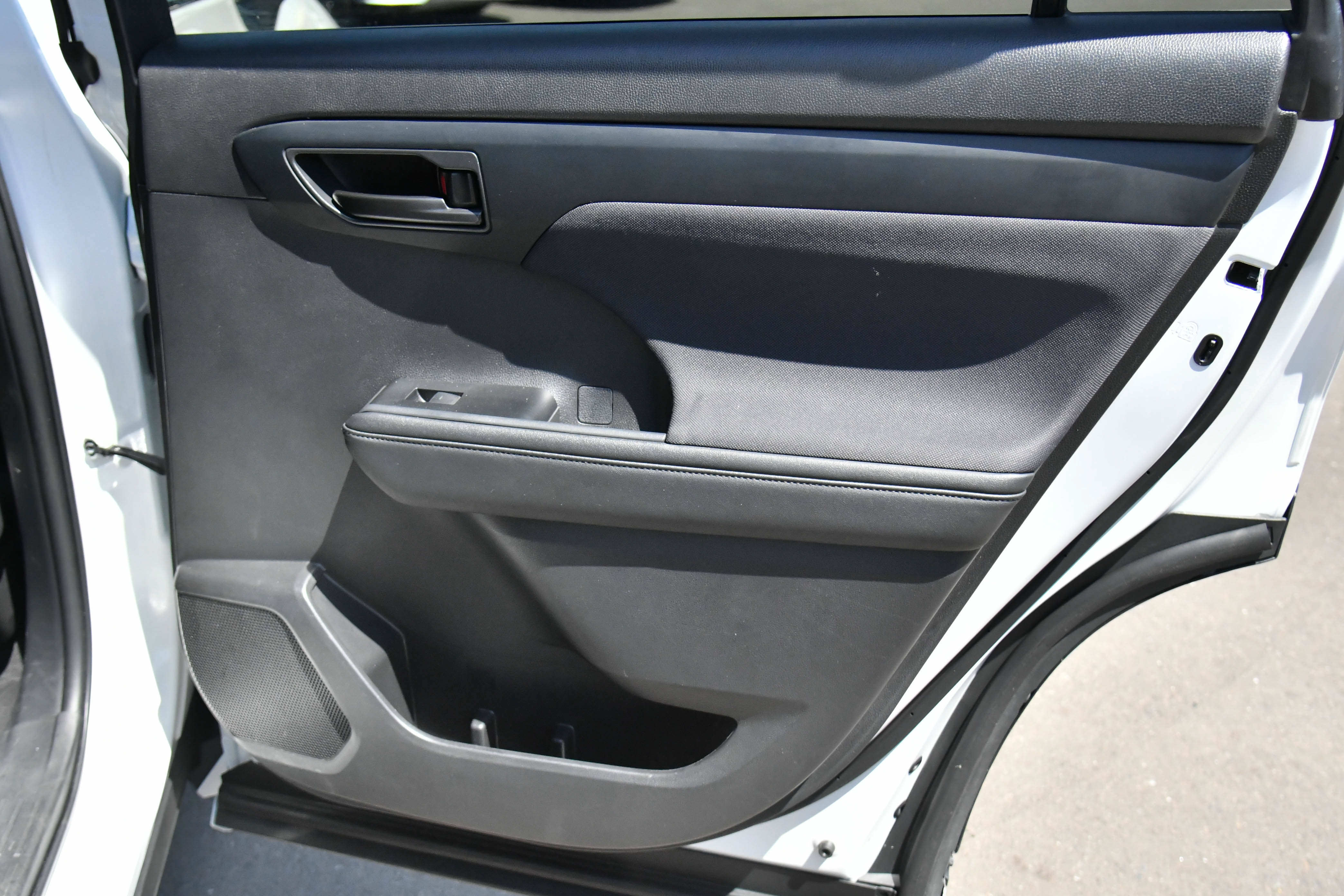 Used 2024 Toyota Highlander LE AWD/4WD image 44