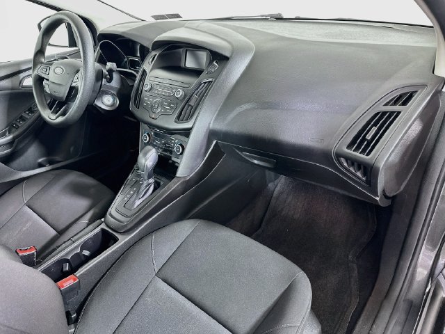 Used 2018 Ford Focus SE w/ SE Appearance Package FWD image 31