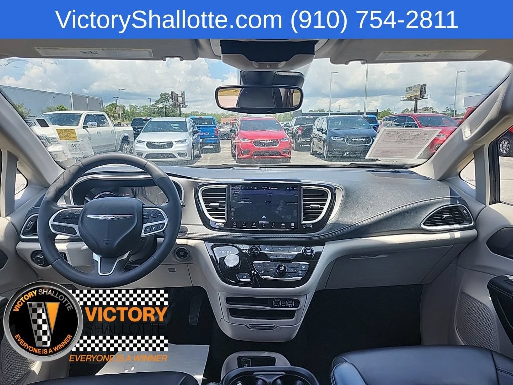 Certified 2024 Chrysler Pacifica Limited FWD image 4