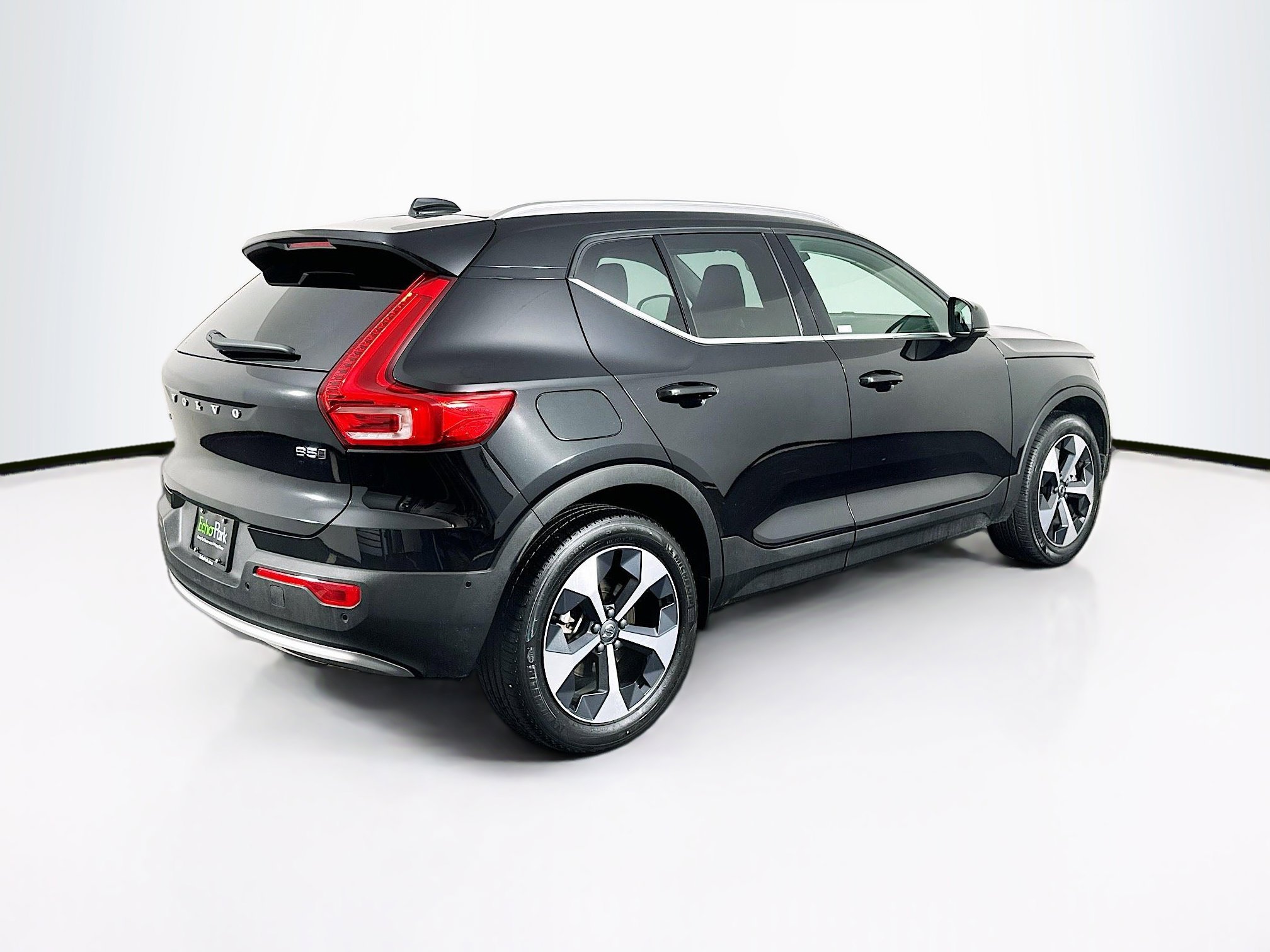 Used 2025 Volvo XC40 B5 Plus image 9