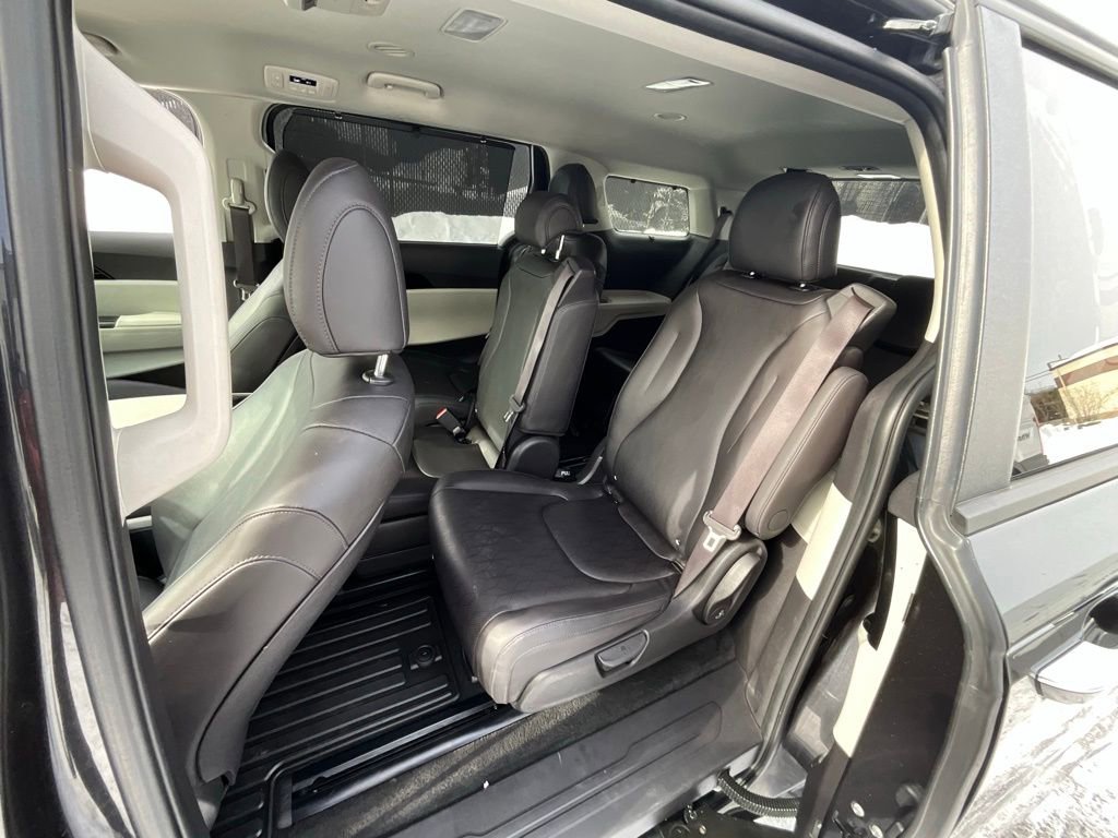 Used 2024 Kia Carnival EX image 26