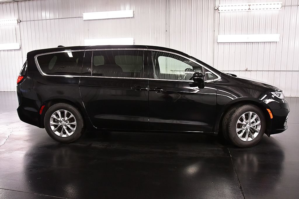 Used 2026 Chrysler Pacifica Limited FWD image 8