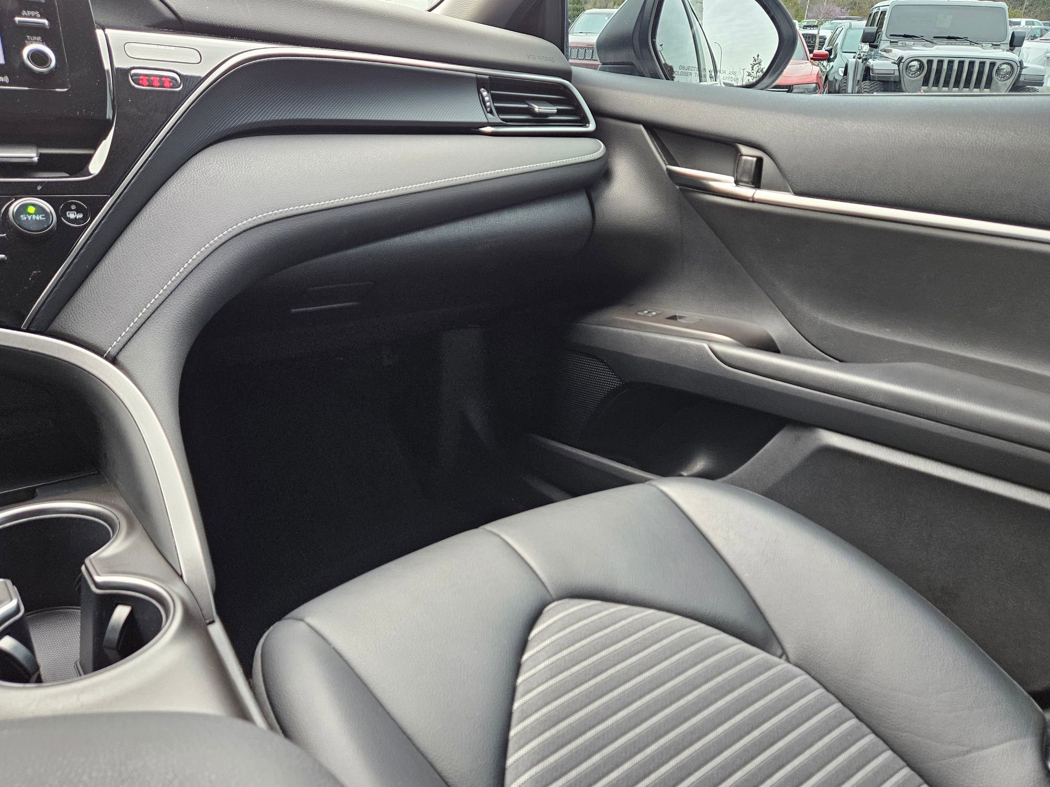 Used 2022 Toyota Camry SE FWD image 11