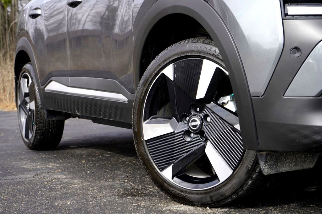 Used 2025 Nissan Kicks SR image 3