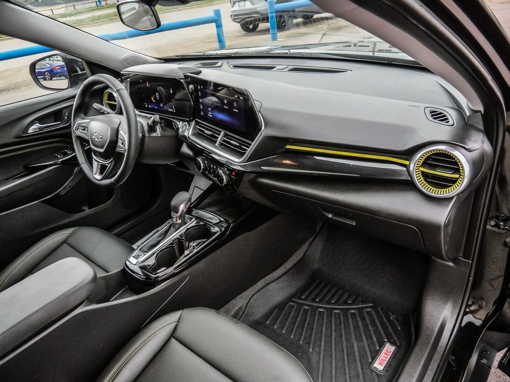 Used 2025 Chevrolet Trax ACTIV w/ Sunroof Package image 17