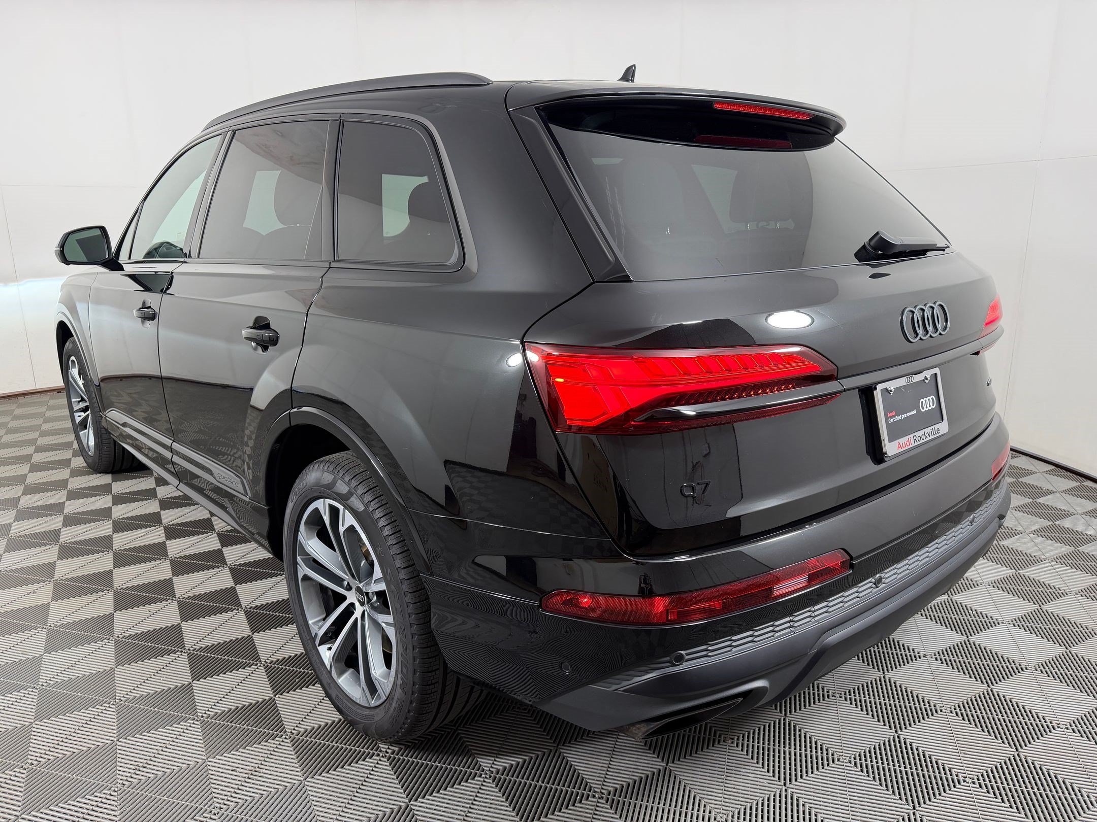 Used 2025 Audi Q7 2.0T Premium w/ Convenience Plus Package AWD/4WD image 3