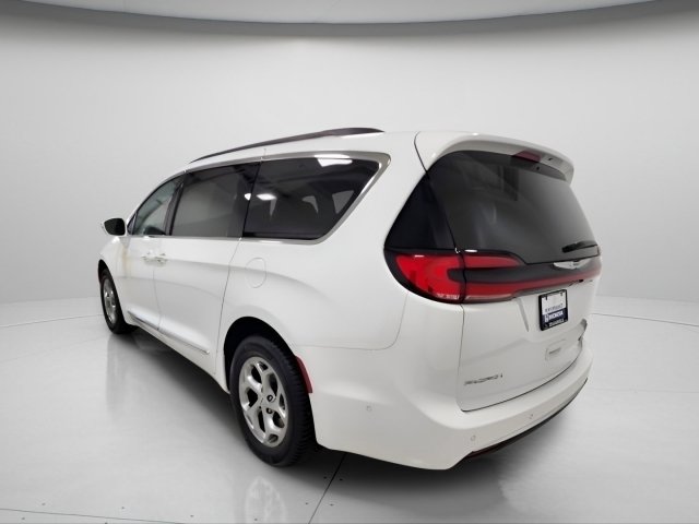 Used 2022 Chrysler Pacifica Limited AWD/4WD image 5