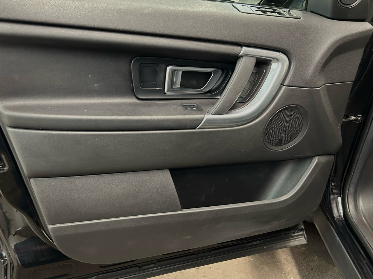 Used 2018 Land Rover Discovery Sport SE image 15