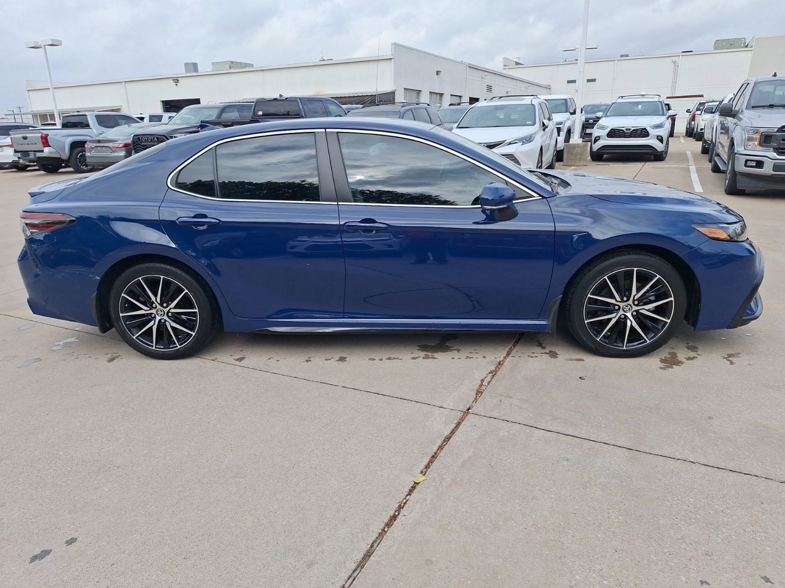Used 2023 Toyota Camry SE FWD image 7
