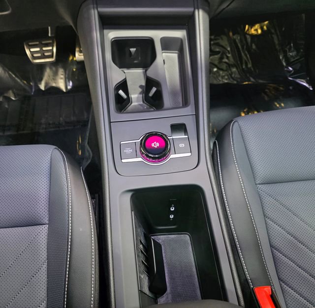 Certified 2025 Volkswagen Tiguan SE R-Line image 23