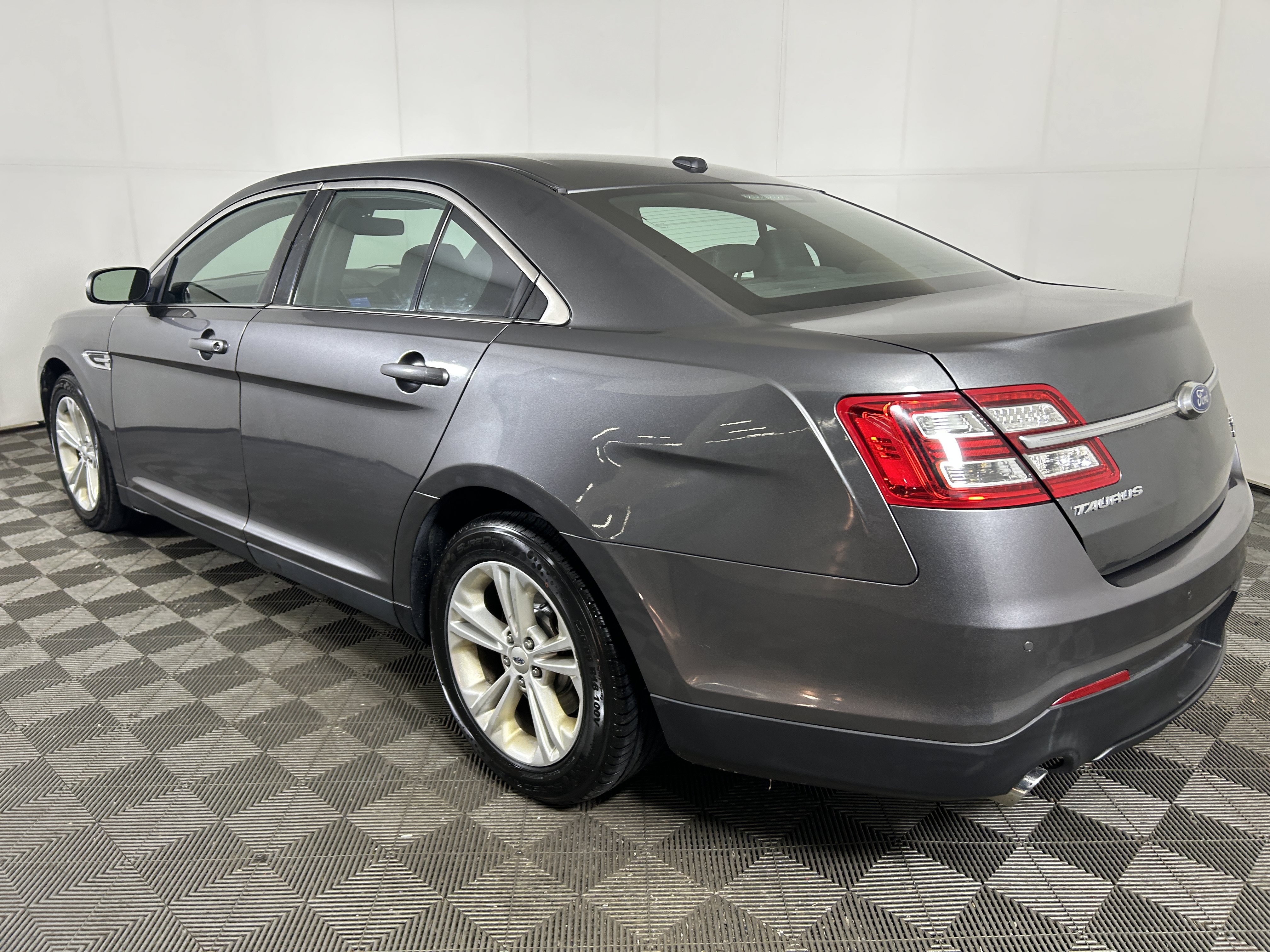 Used 2015 Ford Taurus SEL AWD/4WD image 3