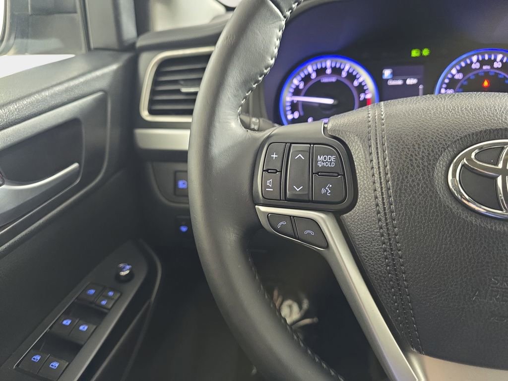 Used 2017 Toyota Highlander SE image 21
