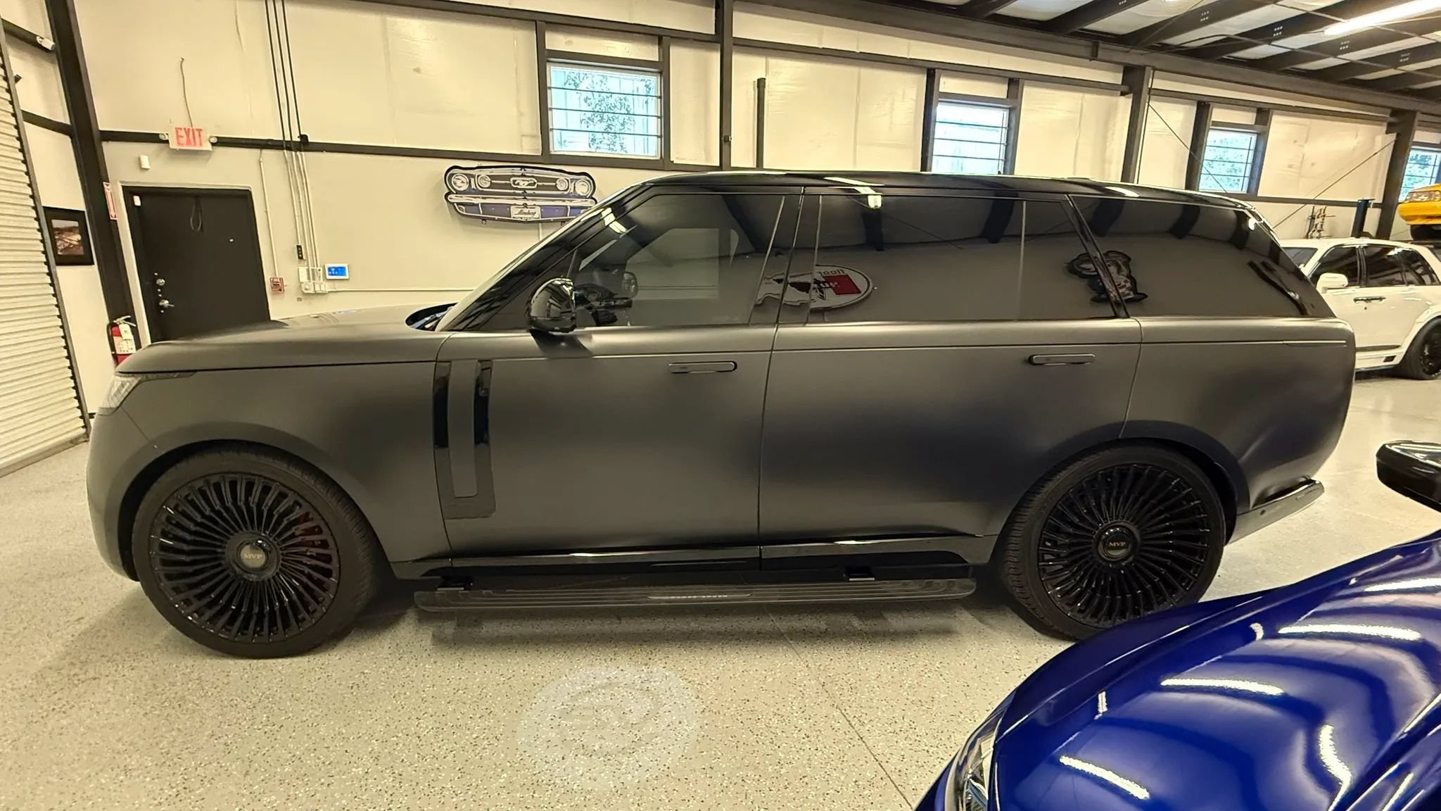 Used 2025 Land Rover Range Rover SV AWD/4WD image 6