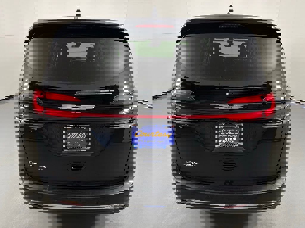 Used 2023 Chrysler Pacifica Touring-L image 7