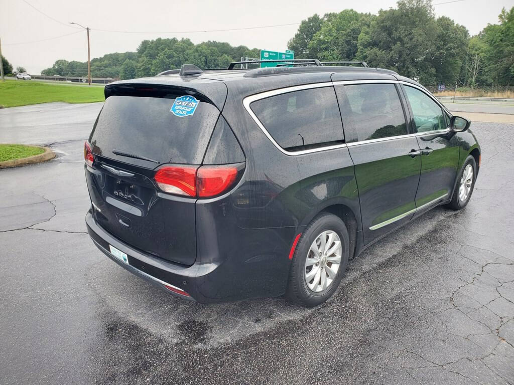 Used 2017 Chrysler Pacifica Touring-L FWD image 9