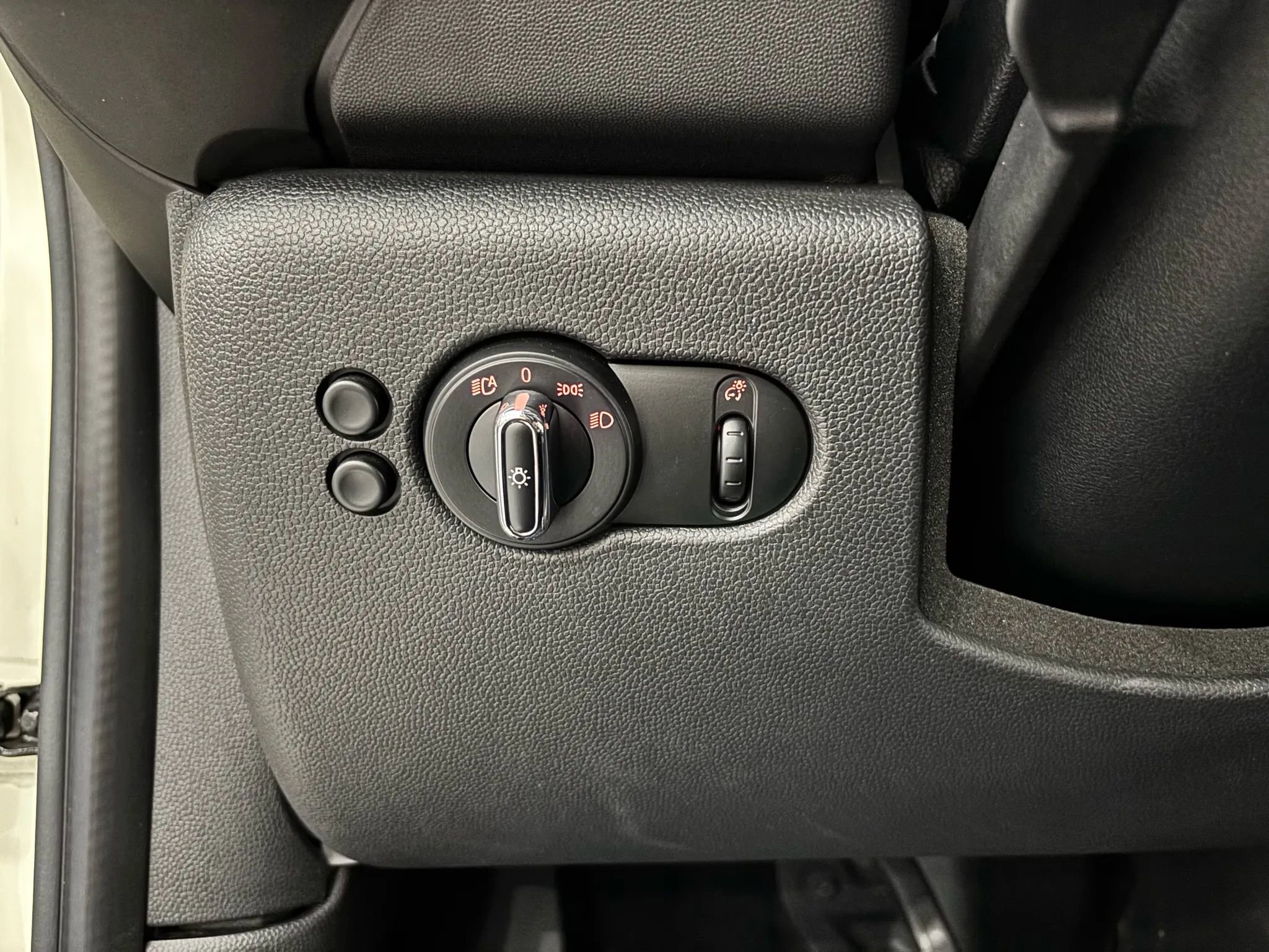 Used 2019 MINI Cooper 2-Door Hardtop w/ Signature Upholstery Package image 22