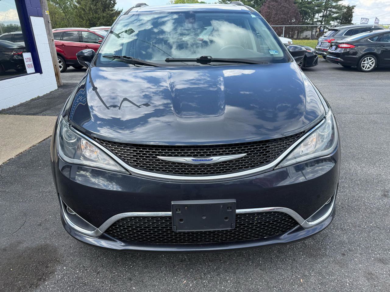 Used 2020 Chrysler Pacifica Touring-L image 4