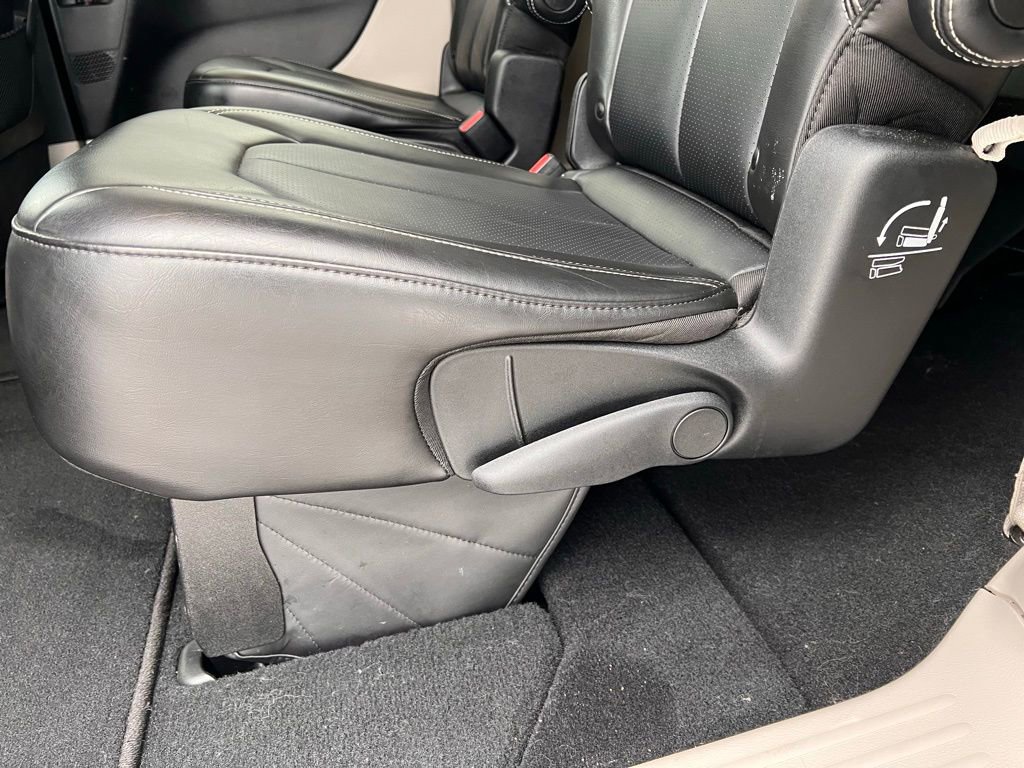 Used 2024 Chrysler Pacifica Touring-L image 17