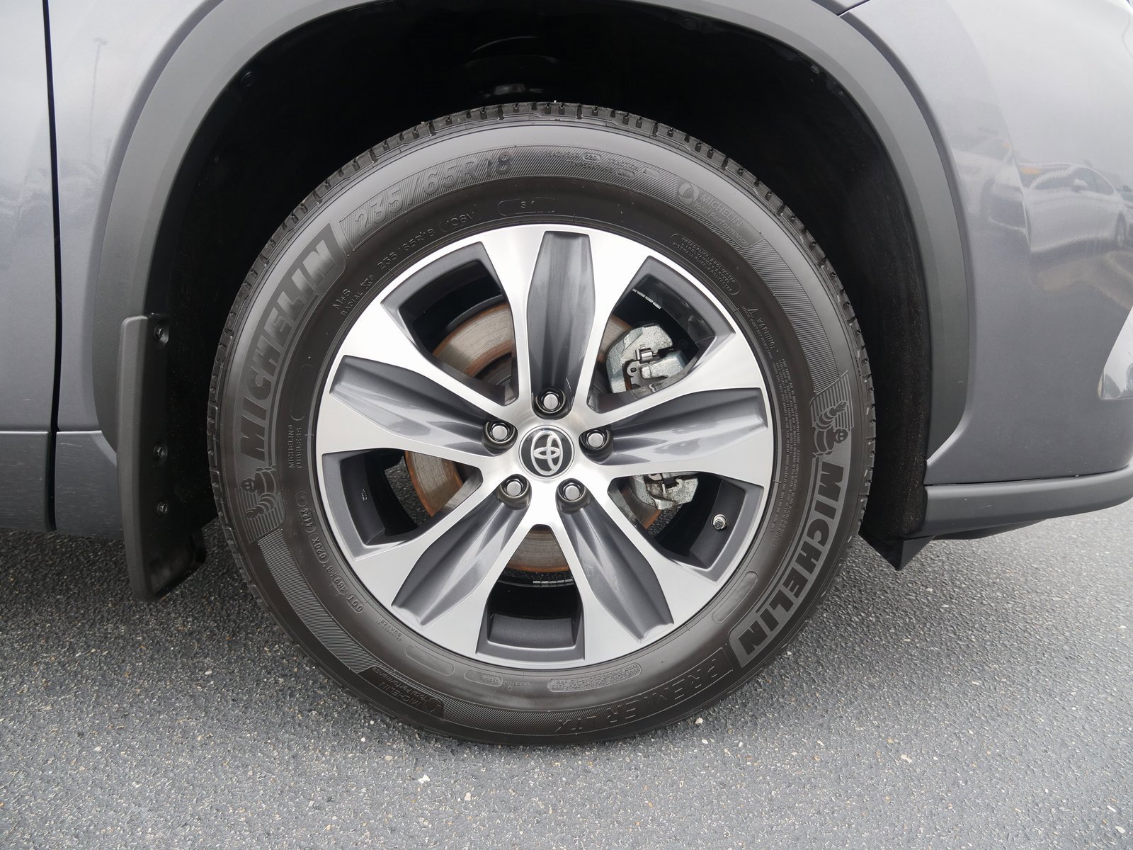 Used 2024 Toyota Highlander XLE image 9