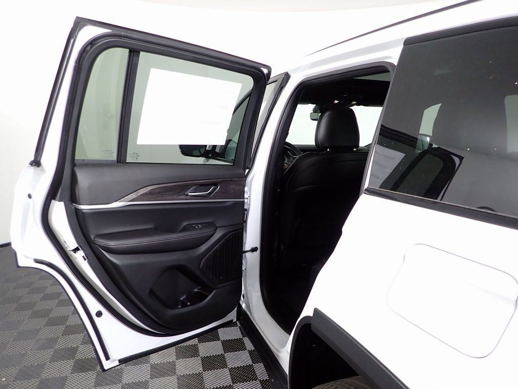 New 2025 Jeep Grand Cherokee Limited w/ Black Appearance Package image 33