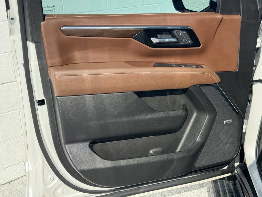Used 2025 Chevrolet Tahoe High Country AWD/4WD image 29