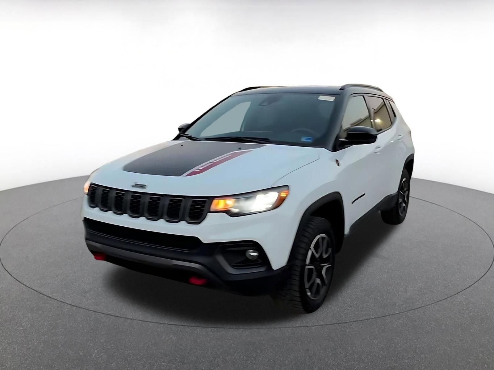 Used 2025 Jeep Compass Trailhawk image 7