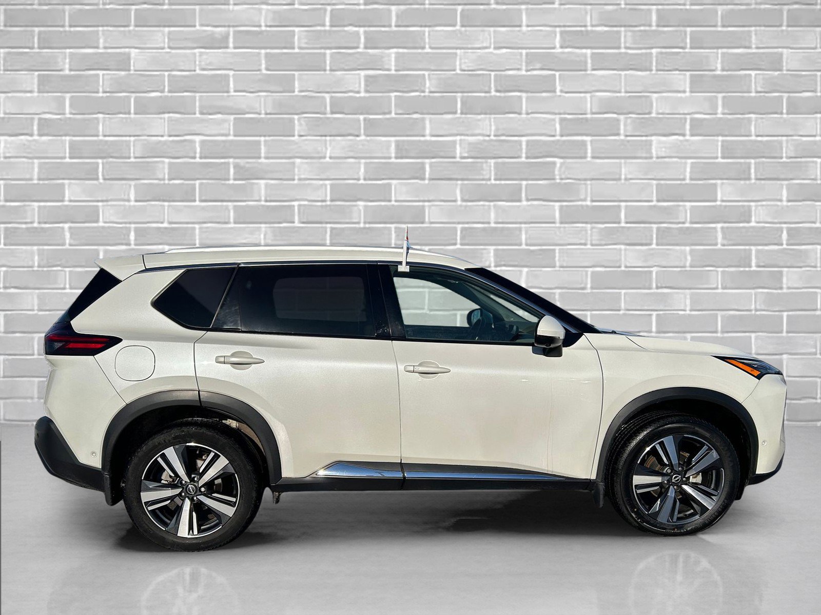 Used 2023 Nissan Rogue SL w/ SL Premium Package image 6