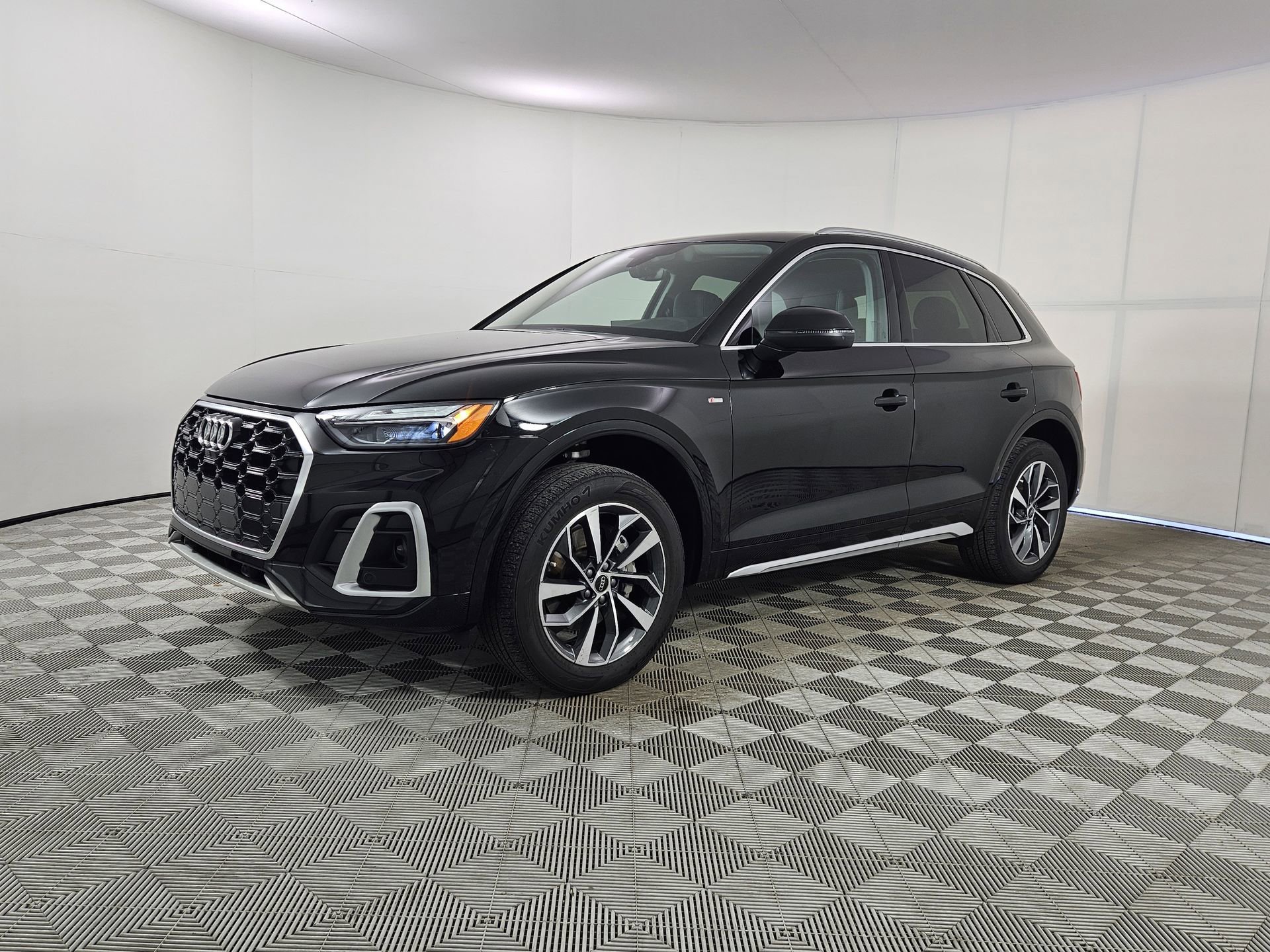 Certified 2023 Audi Q5 2.0T Premium Plus w/ Premium Plus Package AWD/4WD image 3