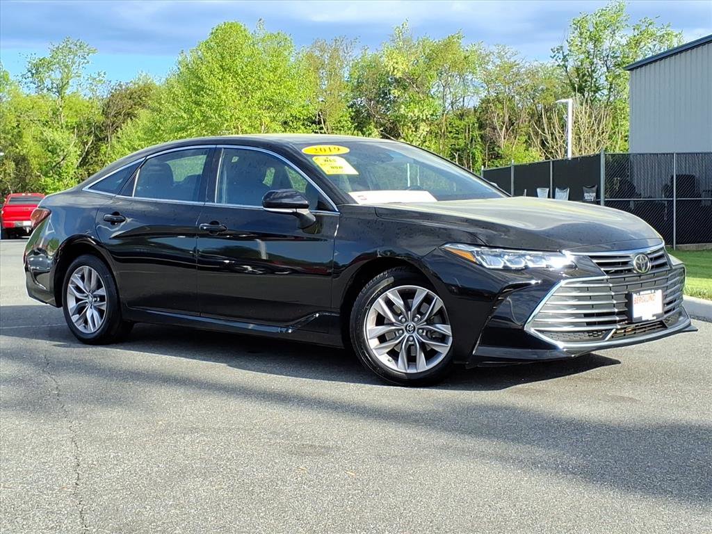 Used 2019 Toyota Avalon XLE w/ Moonroof Package FWD image 2