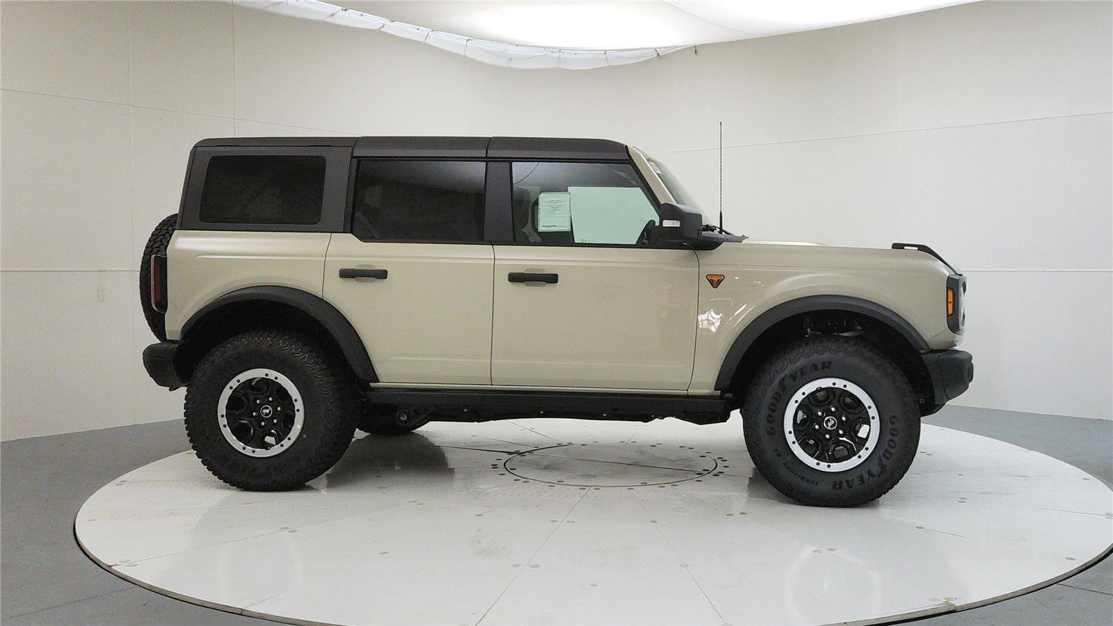 New 2025 Ford Bronco Badlands image 9