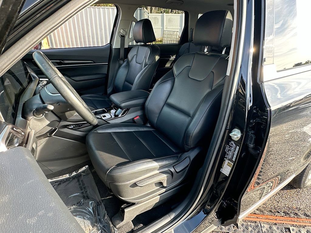 Certified 2025 Kia Telluride LX image 20