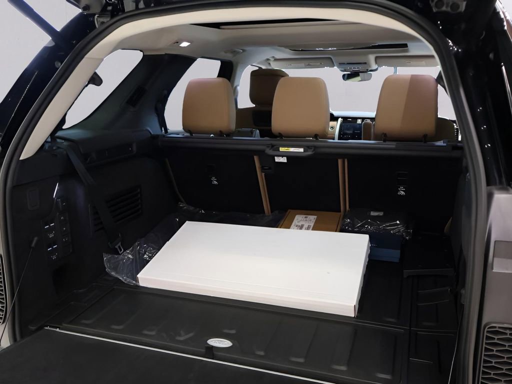 Certified 2025 Land Rover Discovery Metropolitan Edition image 35
