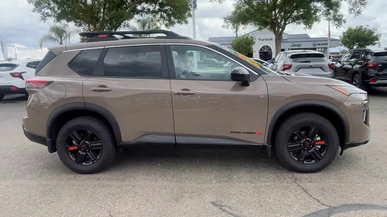 Used 2025 Nissan Rogue SV AWD/4WD image 8