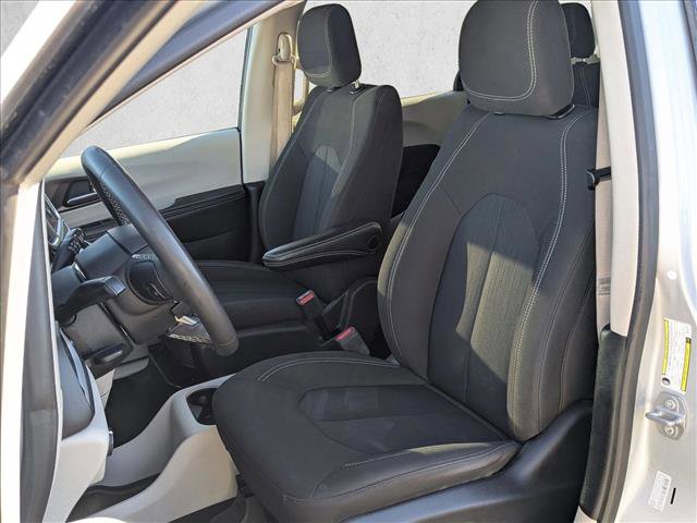 Used 2022 Chrysler Voyager LX image 15