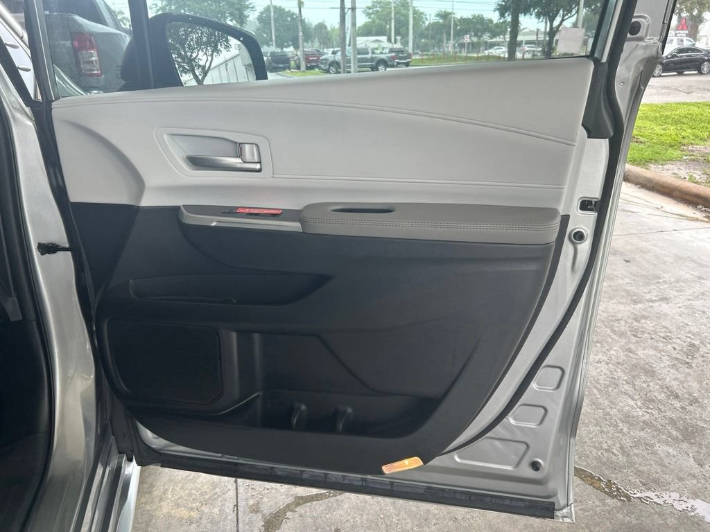 Used 2025 Toyota Sienna XLE FWD image 28