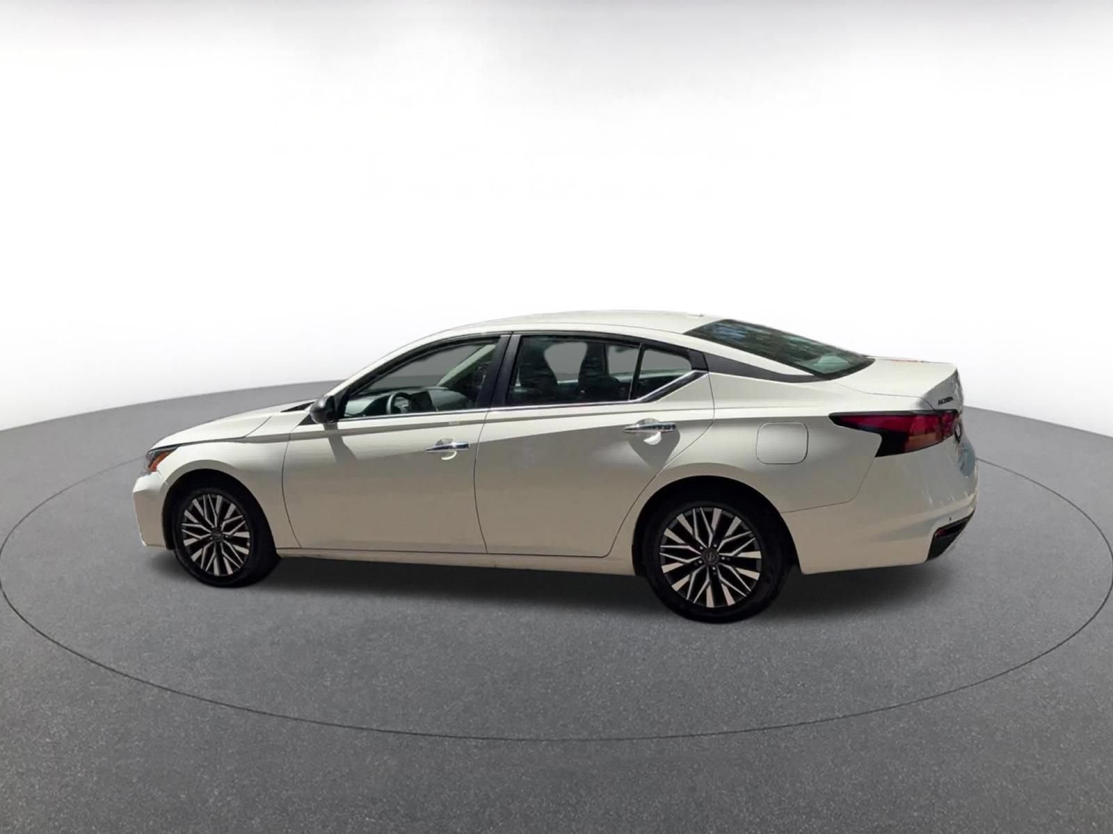 Used 2025 Nissan Altima 2.5 SV FWD image 8