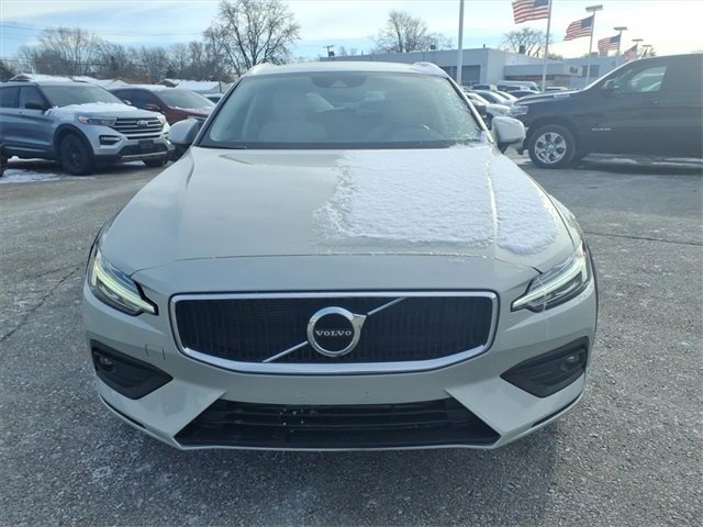 Used 2021 Volvo V60 T5 Cross Country image 2